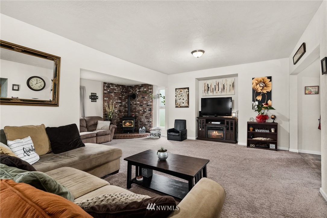 579 Southwest Pacific Avenue Chehalis, WA 98532 - Photo 7 of 24 a living room with furniture and a flat screen tv