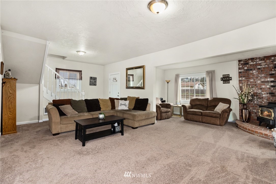 579 Southwest Pacific Avenue Chehalis, WA 98532 - Photo 8 of 24 a living room with furniture and a couch