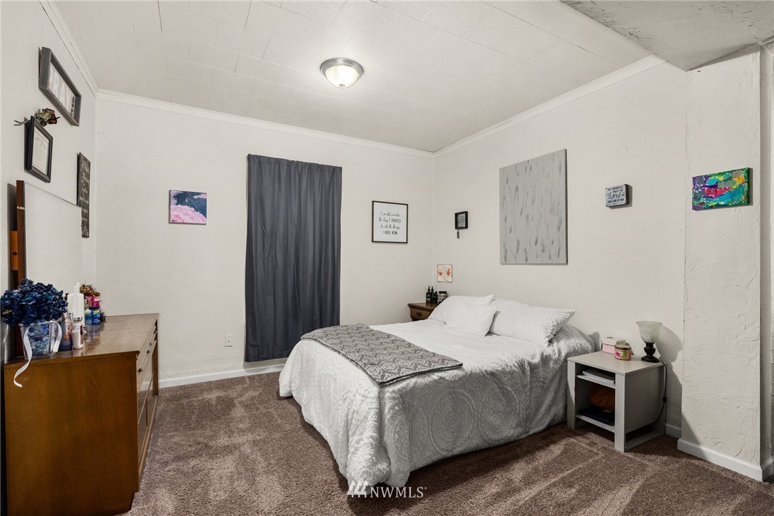 579 Southwest Pacific Avenue Chehalis, WA 98532 - Photo 9 of 24 a bedroom with a bed and a couch