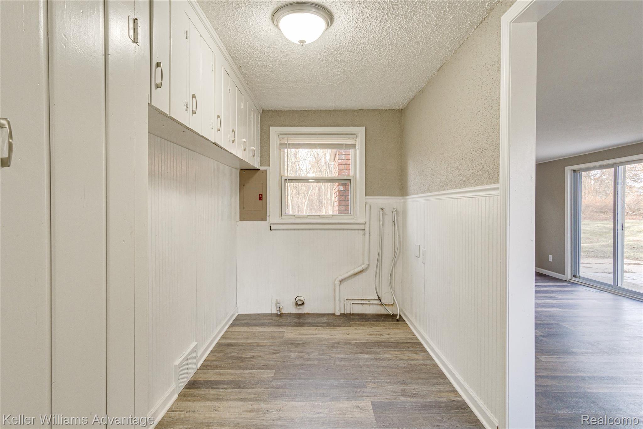 6635 Walters Road Clarkston, MI 48346 - Photo 30 of 36 Laundryroom 1.jpg