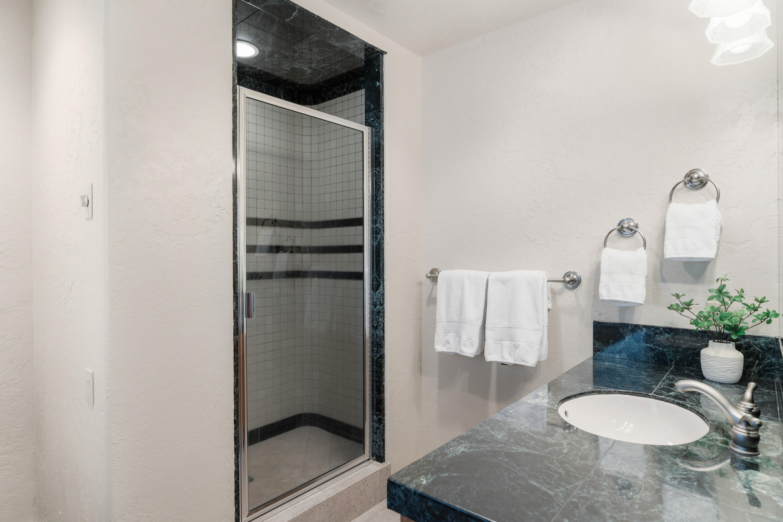 17995 North Course Lane, Unit 8 Sunriver, OR 97707 - Photo 31 of 44 third bath