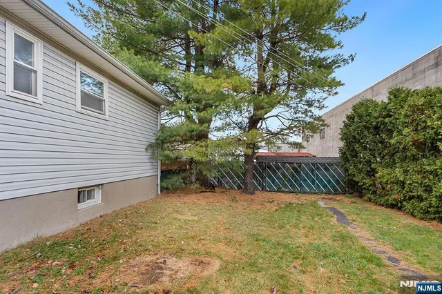 a view of a backyard