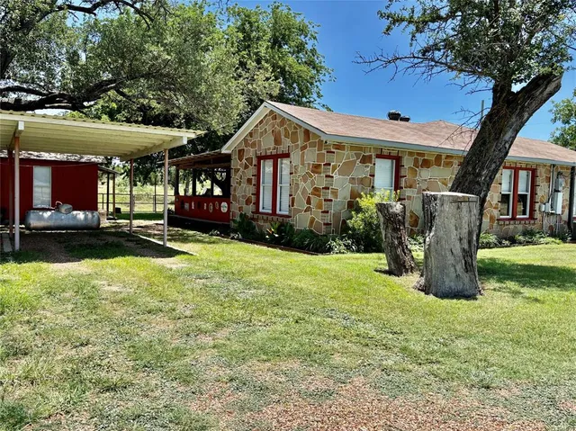 a view of a house with backyard and porch