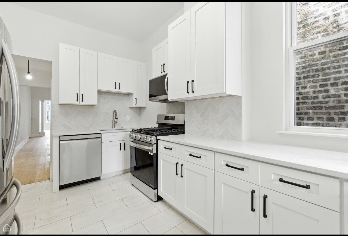 909 West Addison Street, Unit 2 Chicago, IL 60613 - Photo 2 of 12 Gallery Image 2