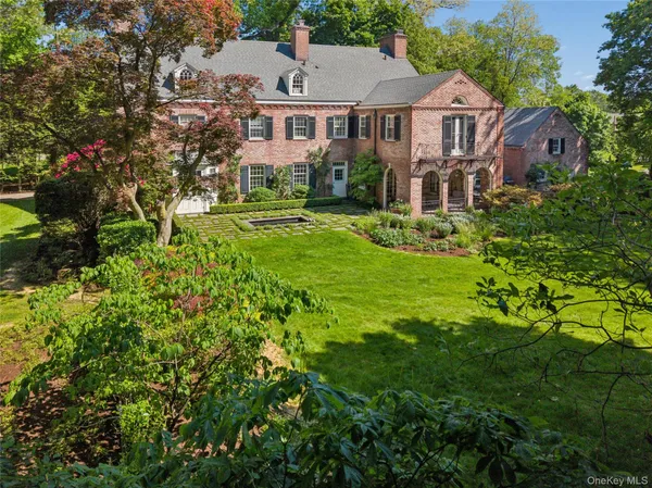 $3,588,000 | 1384 Park Lane, Pelham, NY 10803