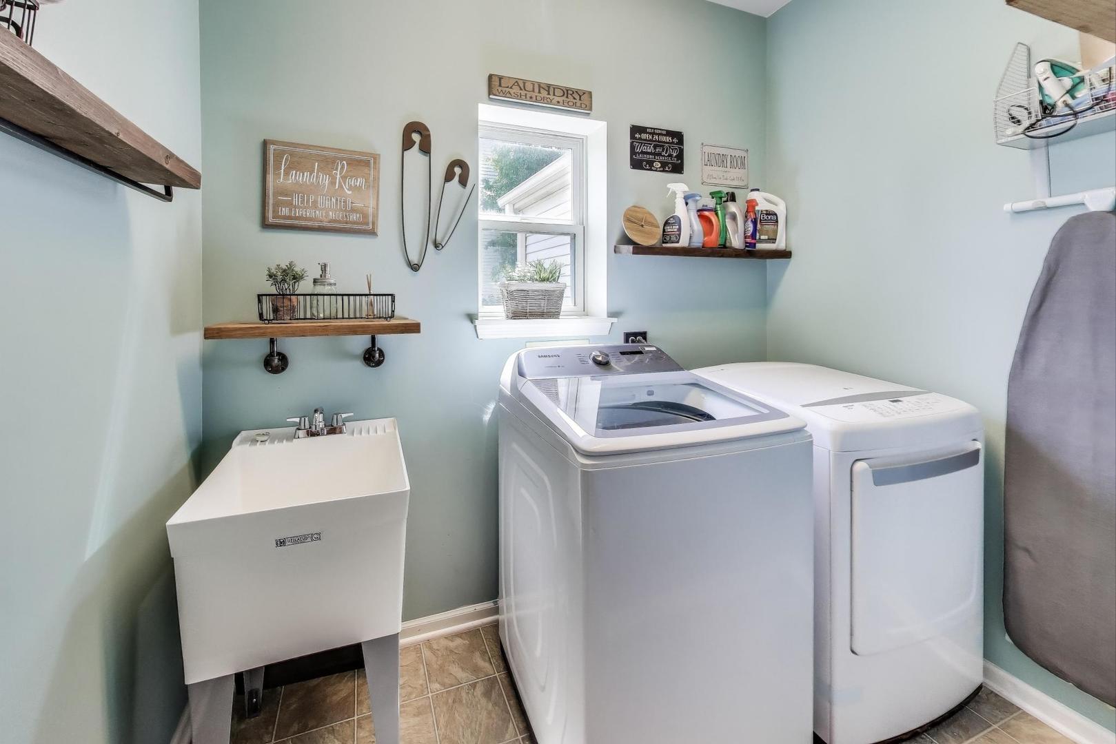 705 Porter Circle Lindenhurst, IL 60046 - Photo 12 of 34 a utility room with dryer and washer