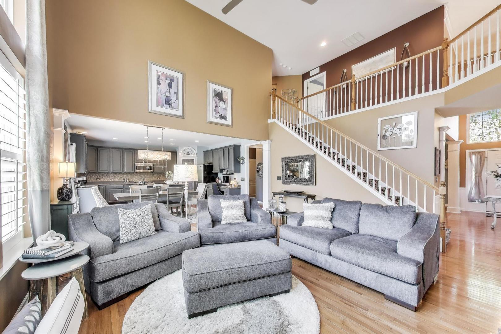 705 Porter Circle Lindenhurst, IL 60046 - Photo 10 of 34 a living room with furniture and a ceiling fan