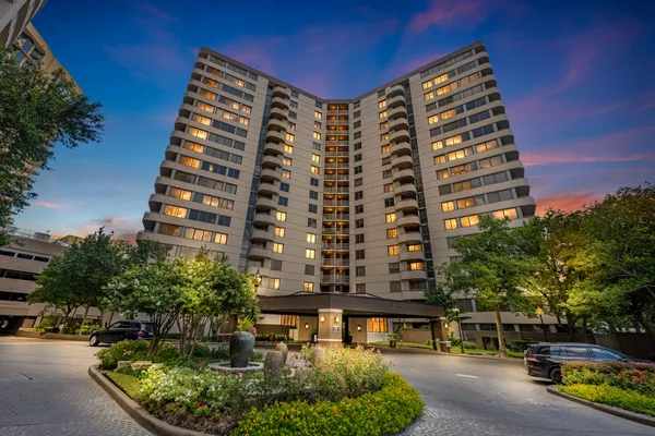 $2,200 | 3525 Sage Road, Unit 304, Houston, TX 77056
