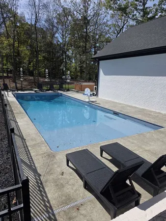 a view of a backyard