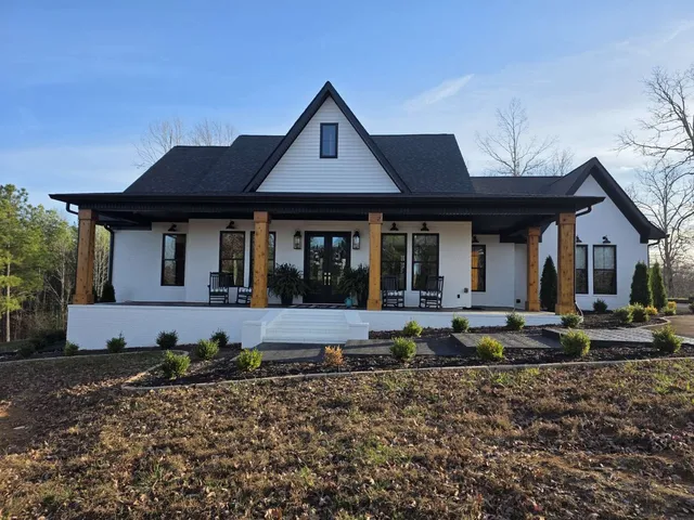 a view of a house with backyard