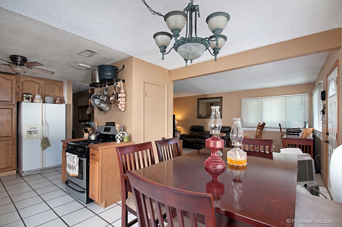 517 East Mandarin Way Fallbrook, CA 92028 - Photo 5 of 18 View of kitchen and dining area