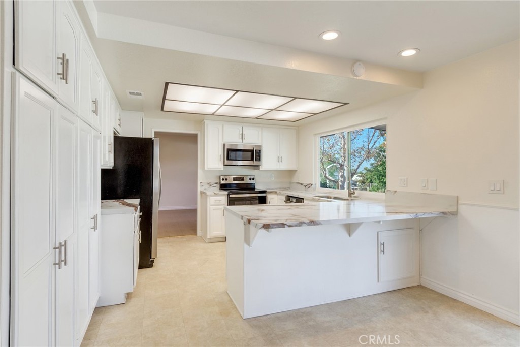 15750 Pounders Drive Riverside, CA 92504 - Photo 18 of 50 Breakfast counter Kitchen