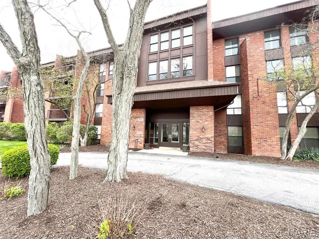 $250,000 | 585 Coeur De Royale Drive, Unit 201, St. Louis, MO 63141