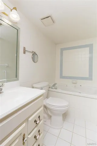 $250,000 | 585 Coeur De Royale Drive, Unit 201, St. Louis, MO 63141