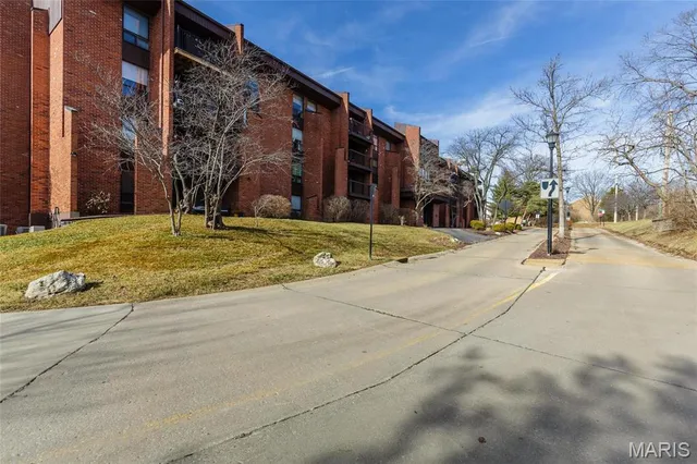 $250,000 | 585 Coeur De Royale Drive, Unit 201, St. Louis, MO 63141