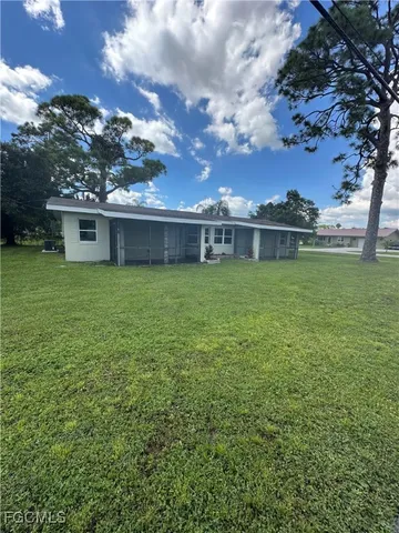 a view of a house with a yard
