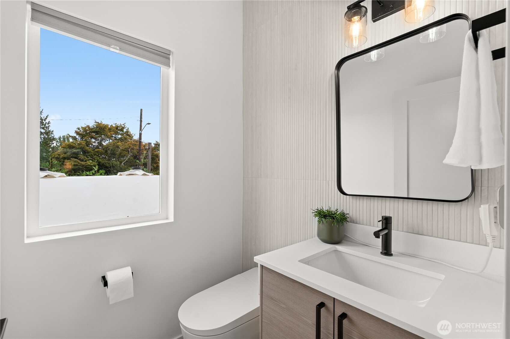 8855 29th Avenue Southwest Seattle, WA 98126 - Photo 6 of 40