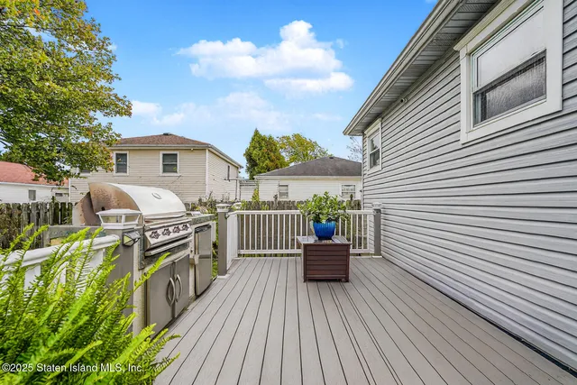 $699,999 | 41 Walker Place | Huguenot