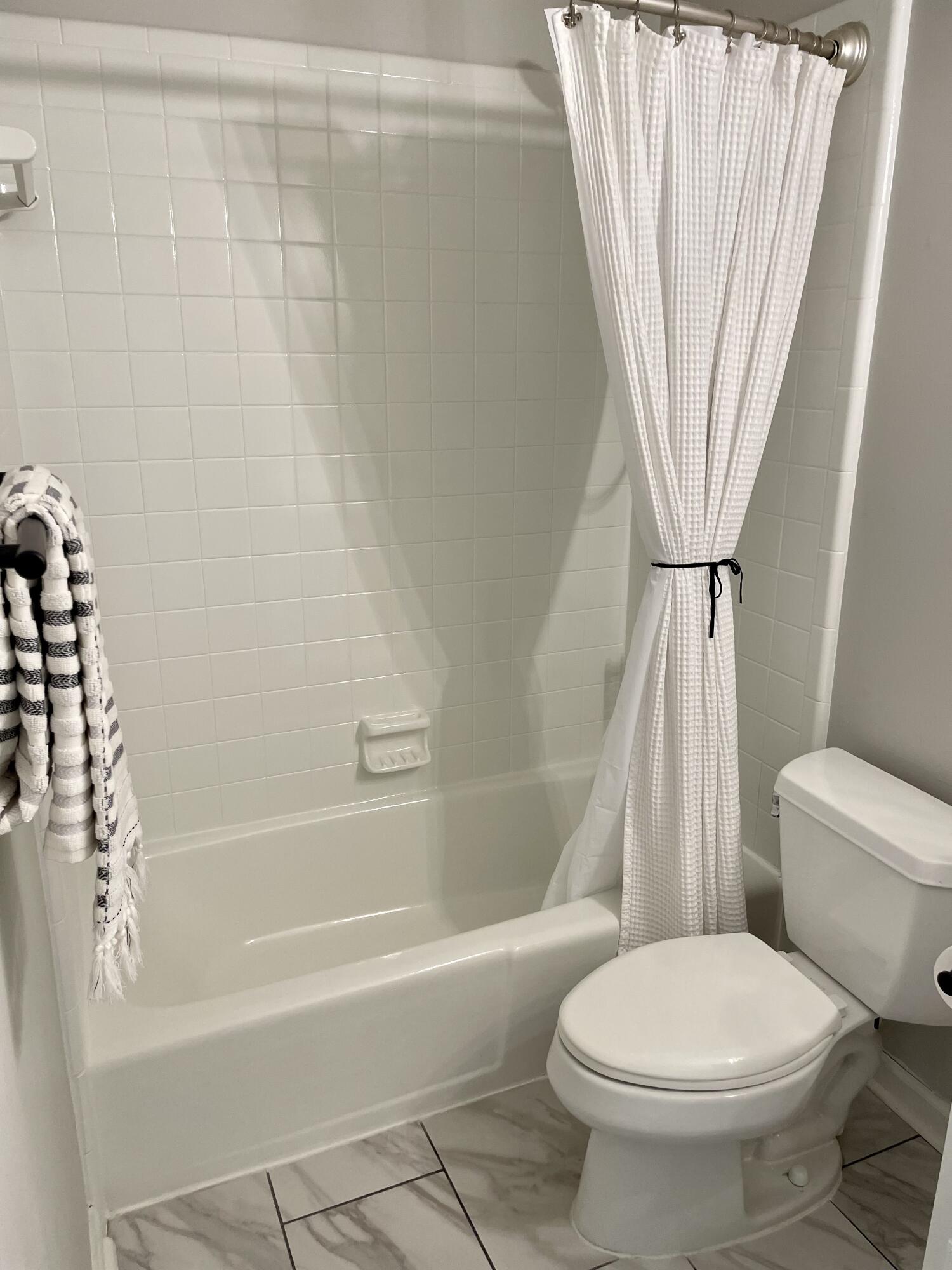 1717 Sulgrave Road Charleston, SC 29414 - Photo 23 of 48 Freshly Glazed Tile & Tub