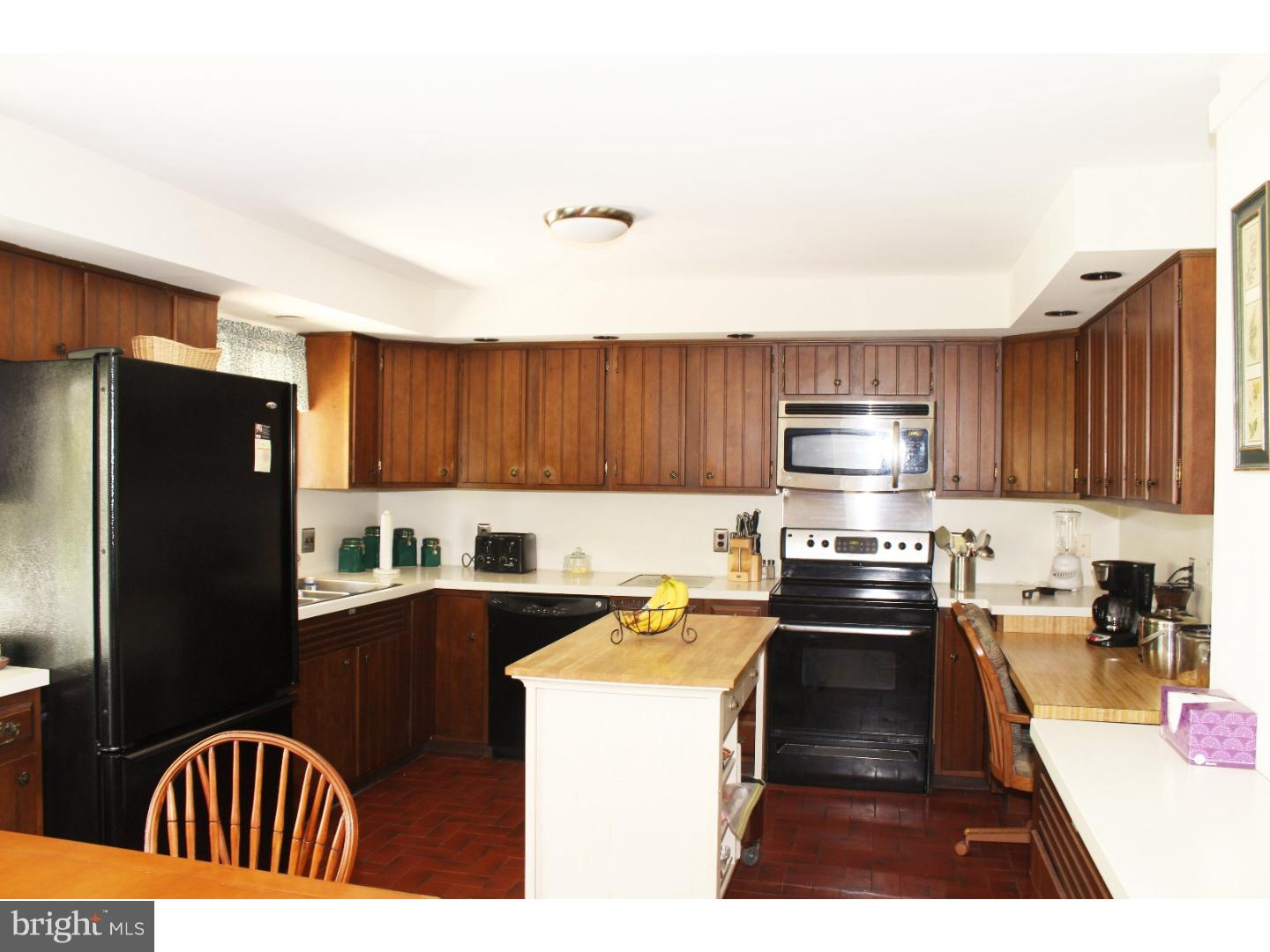 12 Dolphin Road Levittown, PA 19056 - Photo 7 of 22 Kitchen
