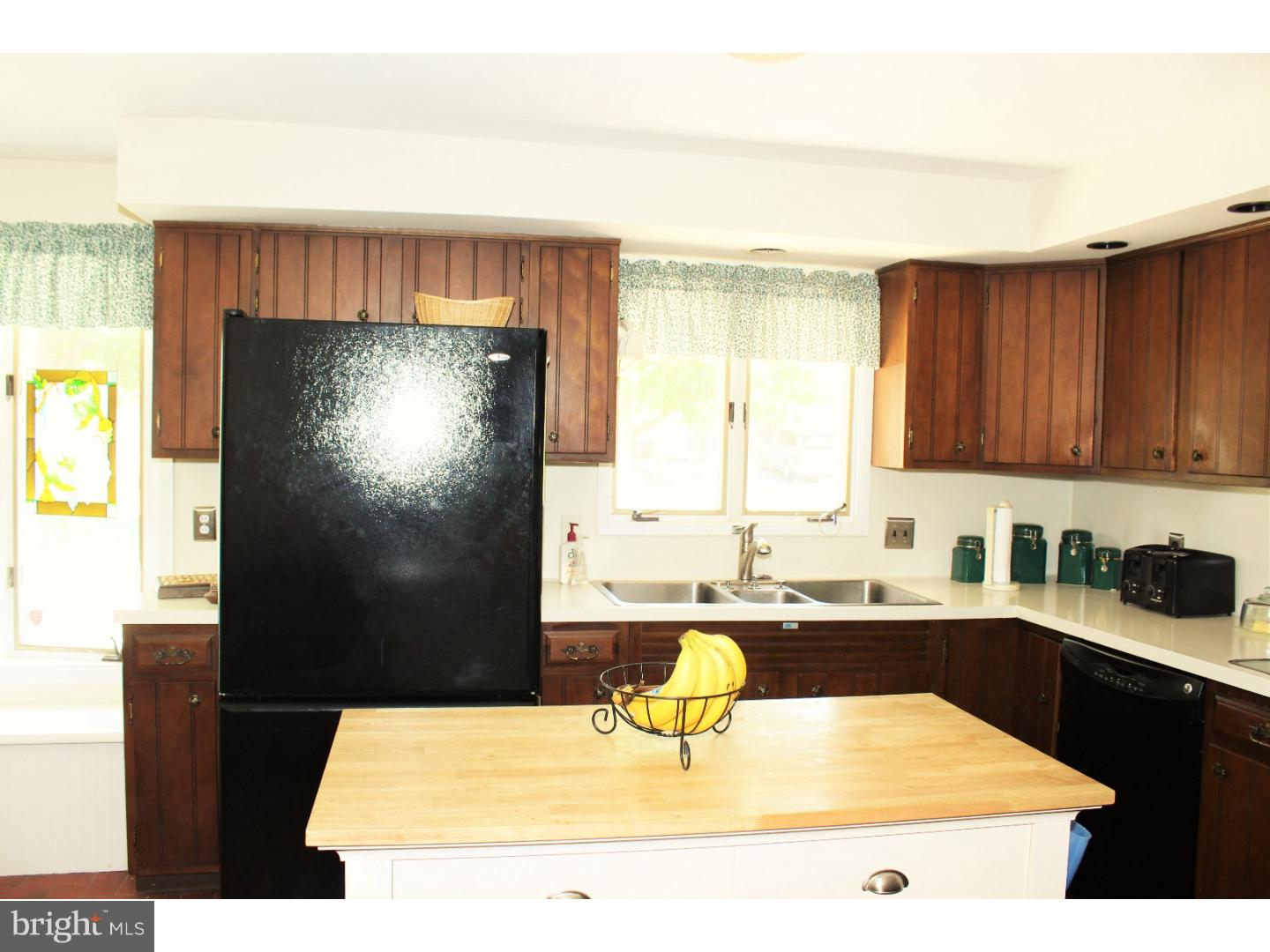 12 Dolphin Road Levittown, PA 19056 - Photo 8 of 22 Kitchen