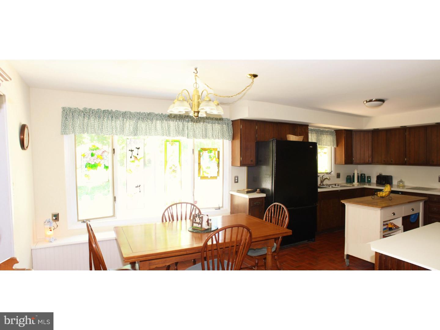 12 Dolphin Road Levittown, PA 19056 - Photo 10 of 22 Kitchen