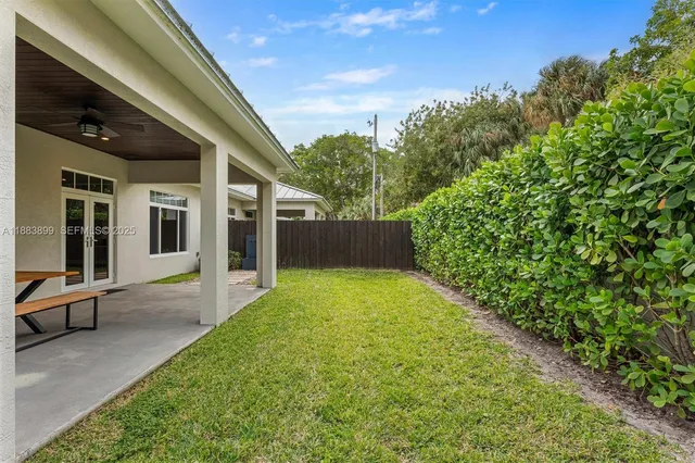a view of a house with yard and porch