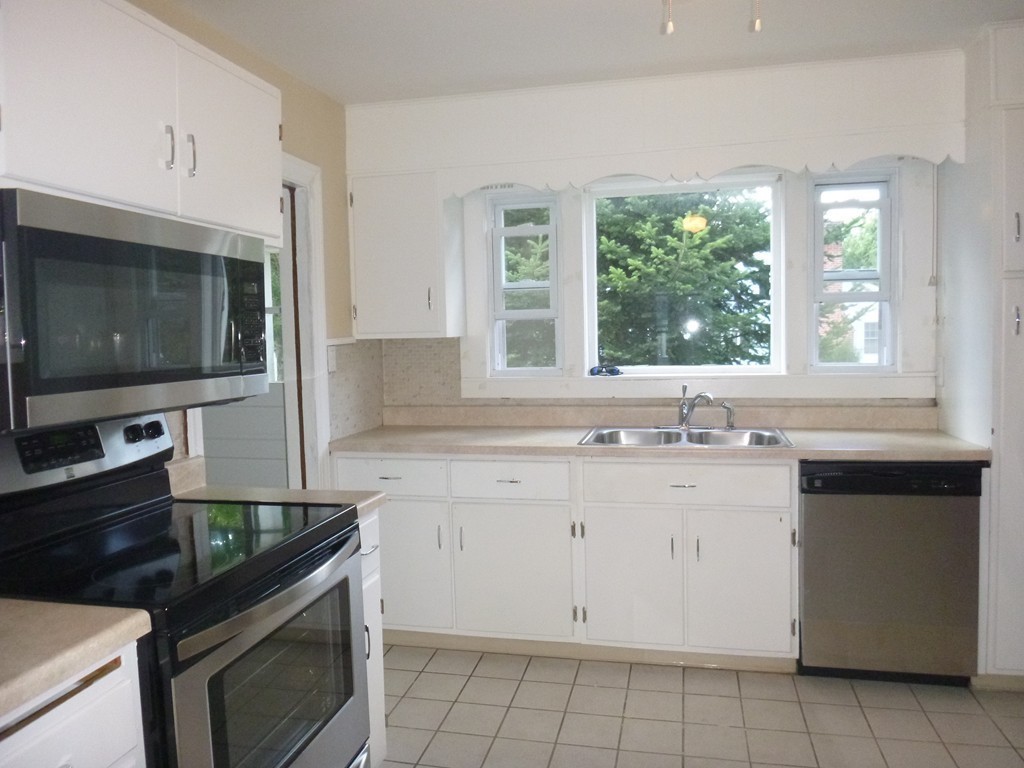 27 Stark Road Worcester, MA 01602 - Photo 5 of 29 Gallery Image 5
