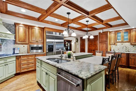 $2,699,000 | 12 Avon Lane, East Hills, NY 11577