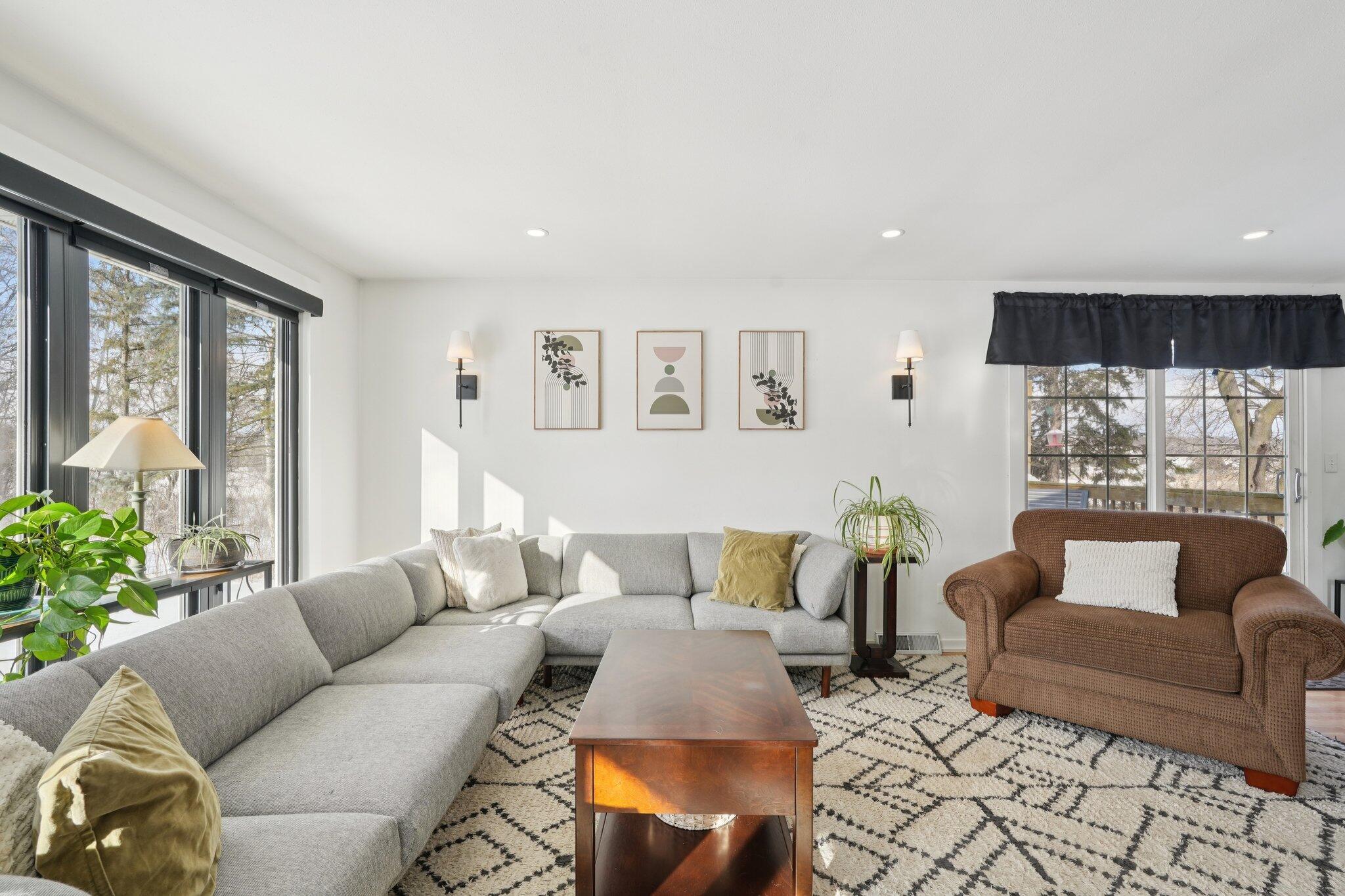 293 Meadowside Court Pewaukee, WI 53072 - Photo 9 of 39 Living Room