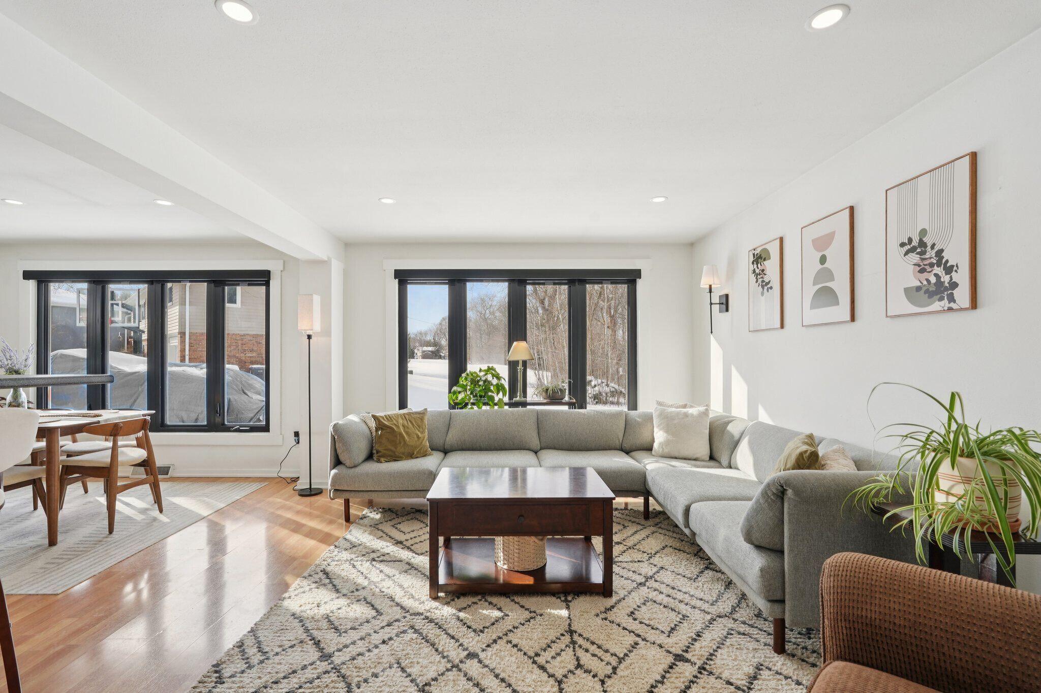 293 Meadowside Court Pewaukee, WI 53072 - Photo 10 of 39 Living Room