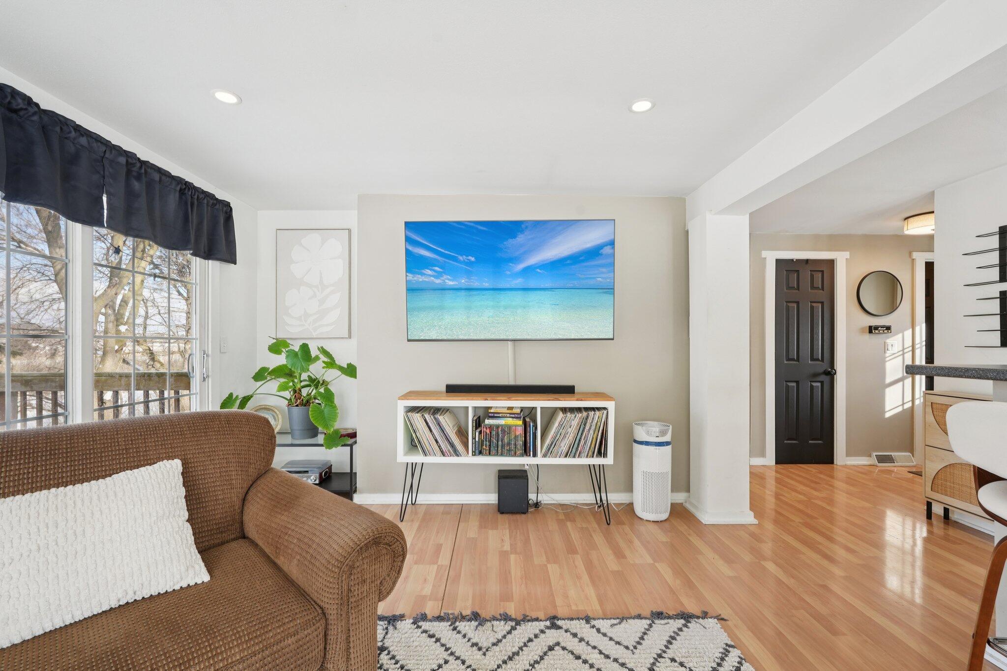 293 Meadowside Court Pewaukee, WI 53072 - Photo 11 of 39 Living Room
