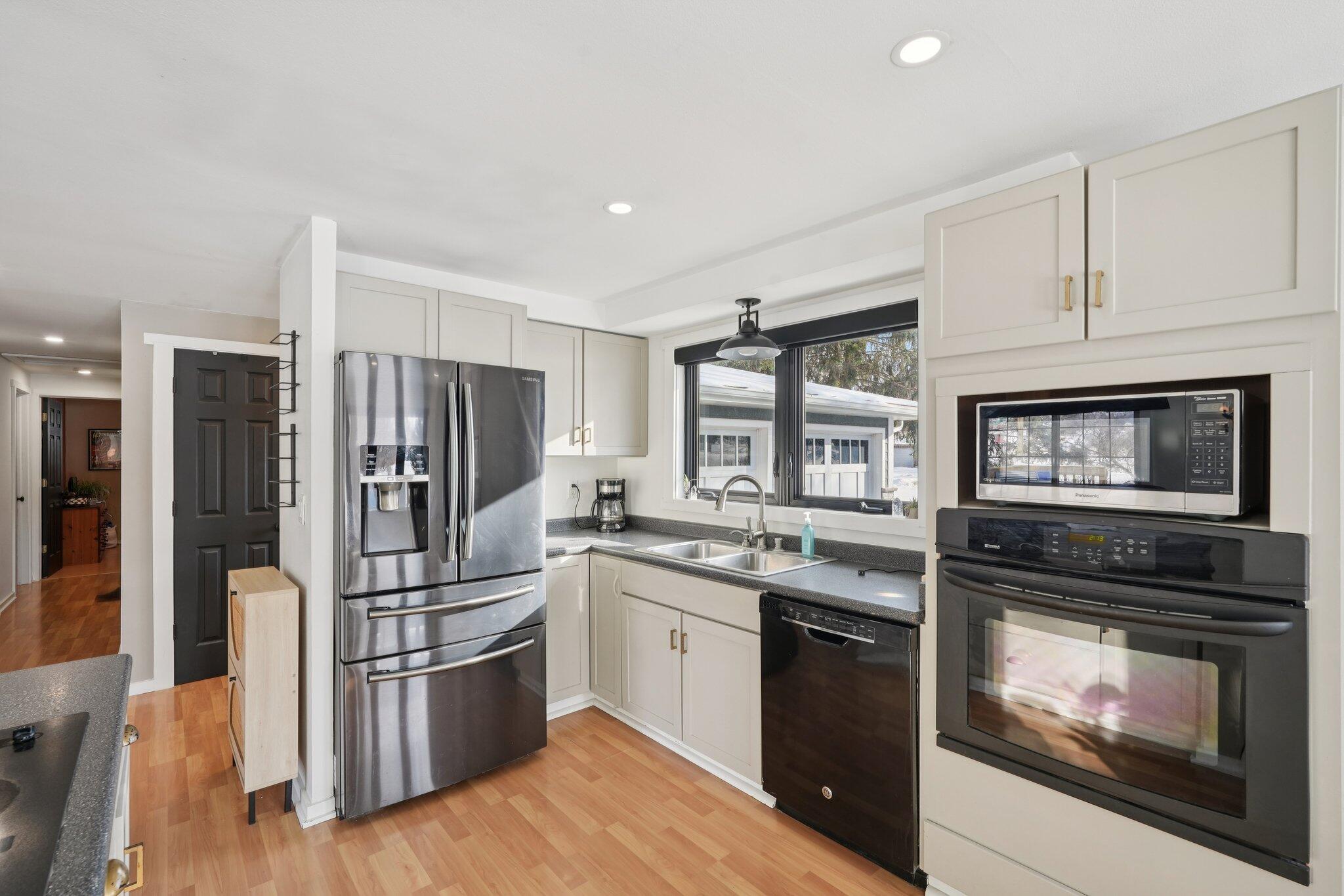 293 Meadowside Court Pewaukee, WI 53072 - Photo 13 of 39 Kitchen