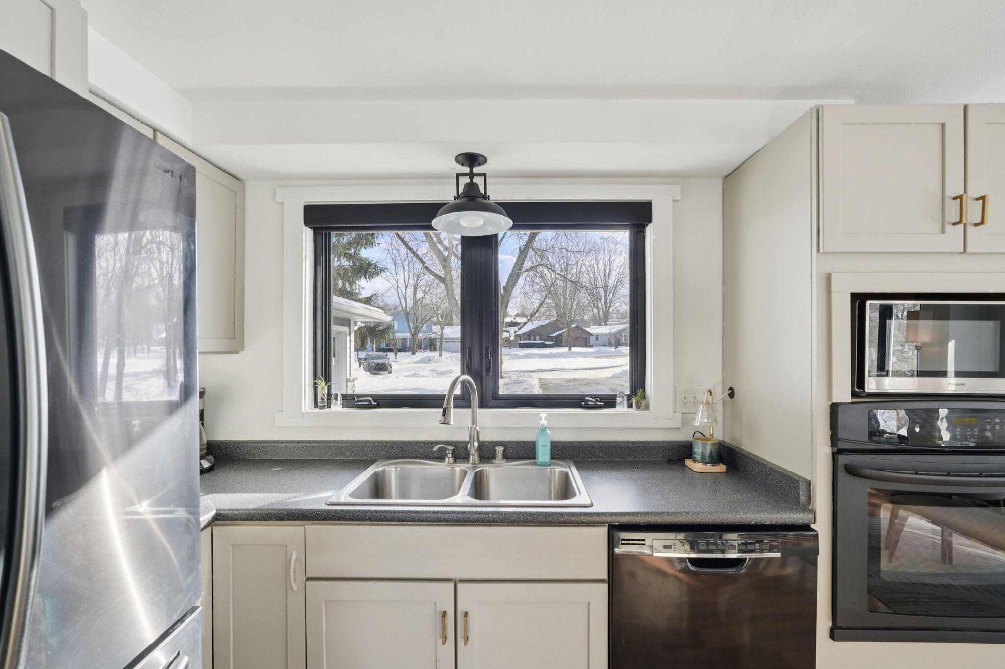 293 Meadowside Court Pewaukee, WI 53072 - Photo 14 of 39 Kitchen