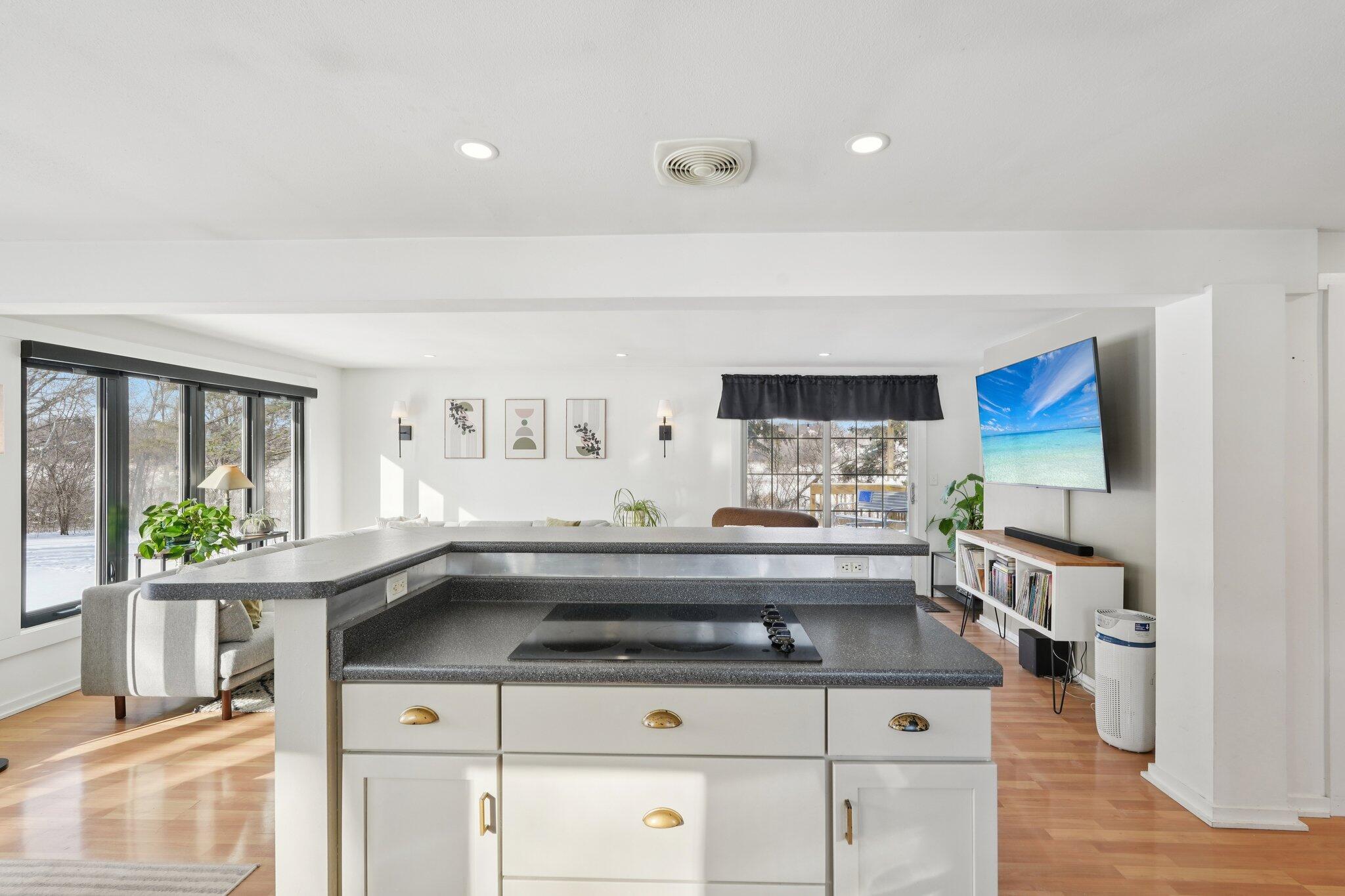 293 Meadowside Court Pewaukee, WI 53072 - Photo 15 of 39 Kitchen