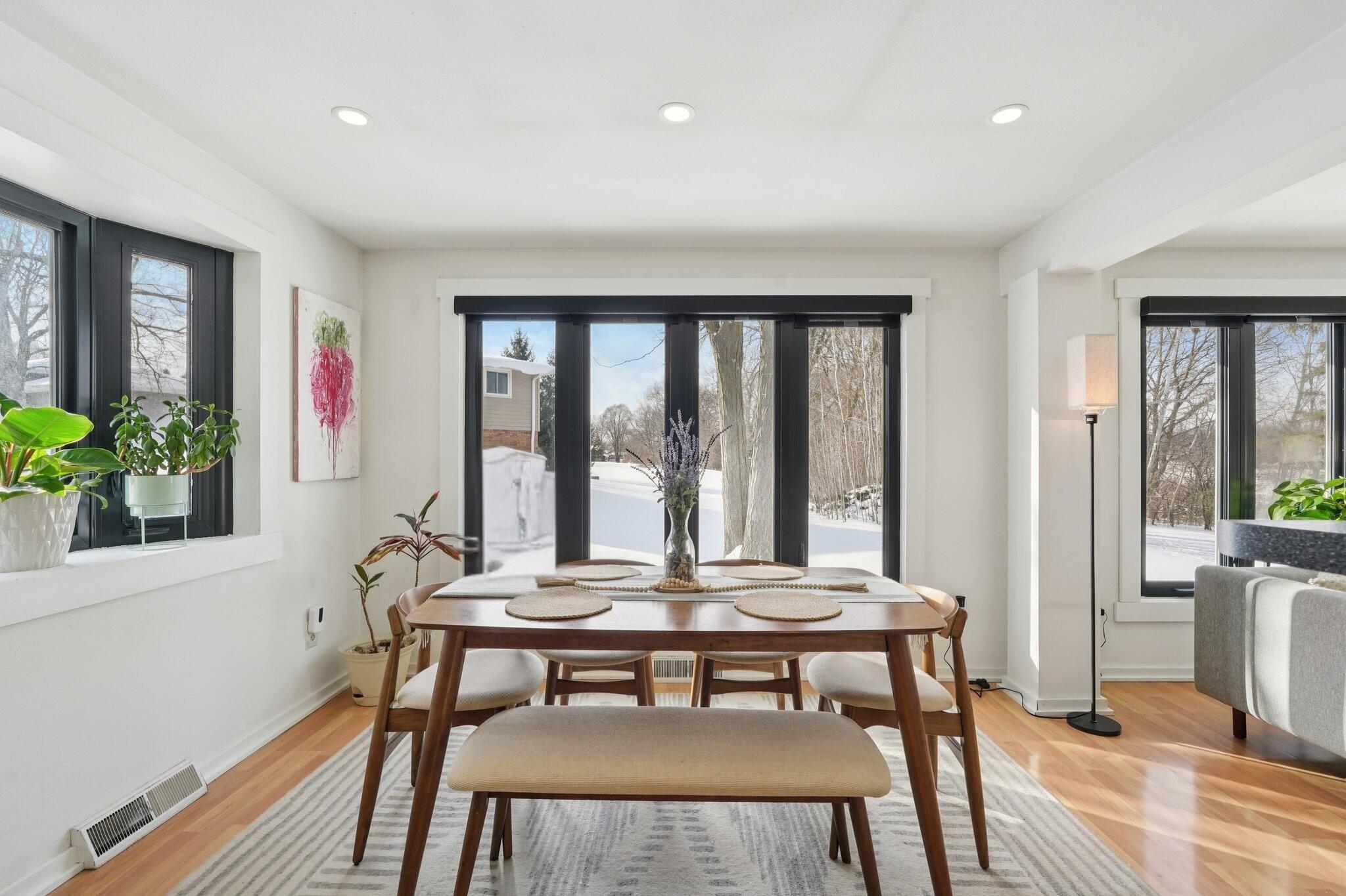 293 Meadowside Court Pewaukee, WI 53072 - Photo 5 of 39 Dining