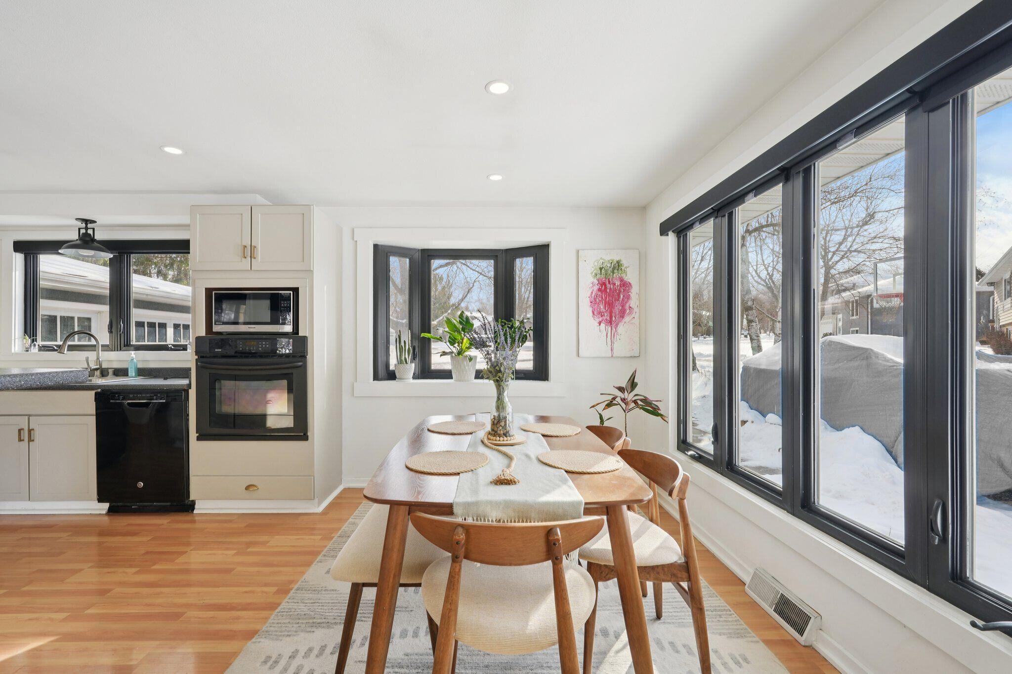 293 Meadowside Court Pewaukee, WI 53072 - Photo 6 of 39 Dining