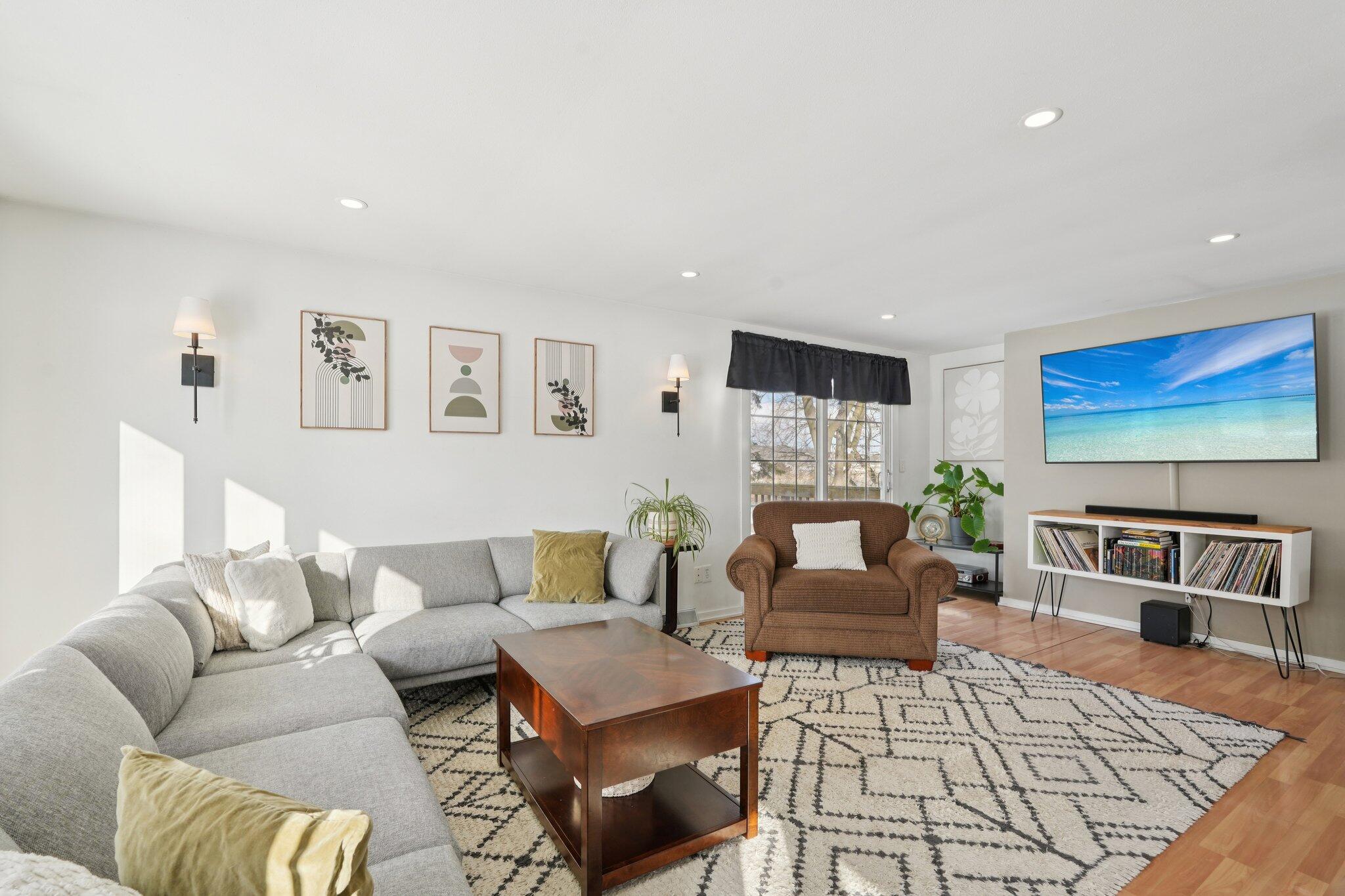 293 Meadowside Court Pewaukee, WI 53072 - Photo 8 of 39 Living Room