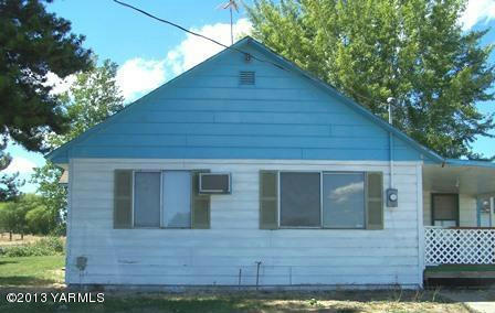 15101 Fisk Road Yakima, WA 98908 - Photo 1 of 1 a view of front of house with a yard