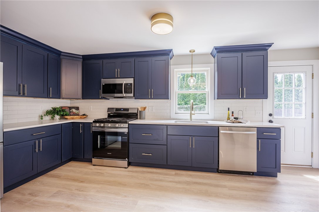 249 Dickinson Road Webster, NY 14580 - Photo 9 of 45