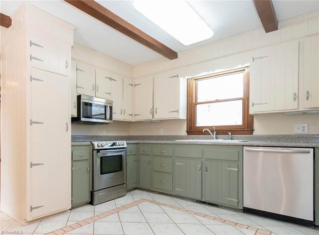 8151 Center Grove Church Road Clemmons, NC 27012 - Photo 14 of 30 Freshly painted cabinets with Bosch appliances