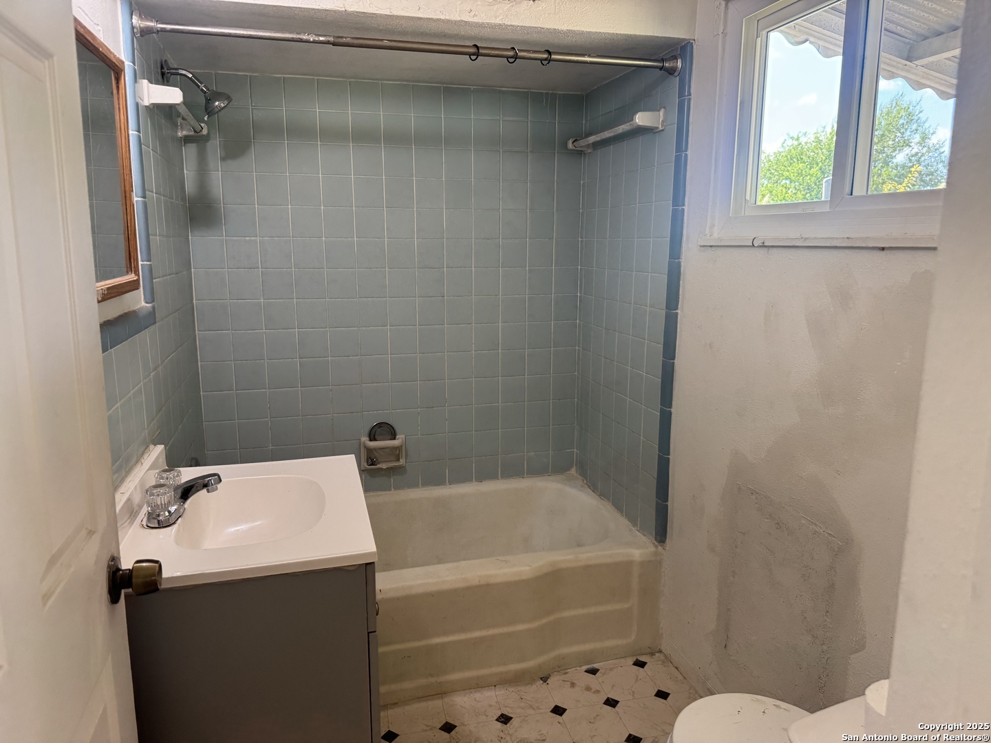 108 Robert E Lee, Unit 2 San Antonio, TX 78214 - Photo 6 of 8 a bathroom with a sink and bathtub