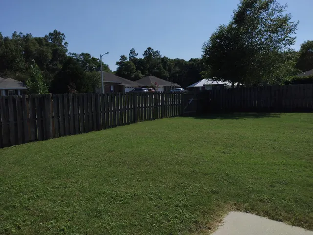 a view of a back yard