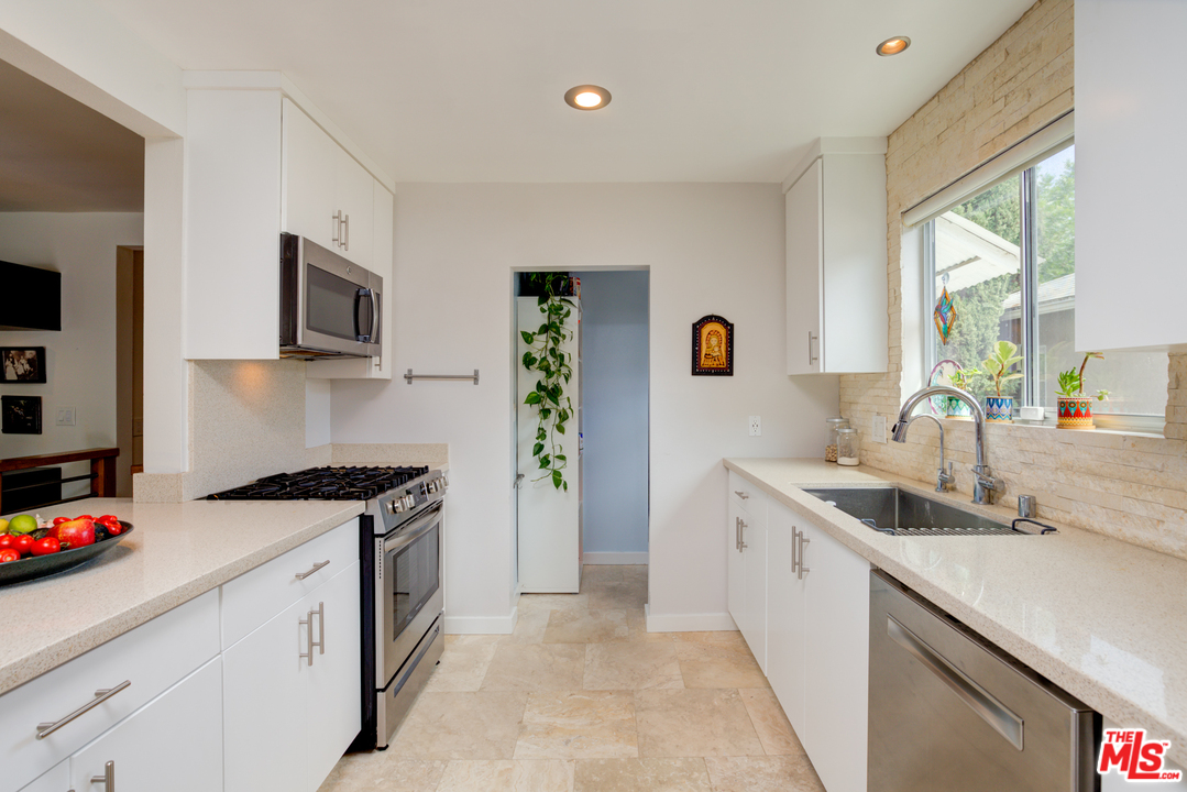 2448 Riverside Place Los Angeles, CA 90039 - Photo 13 of 52