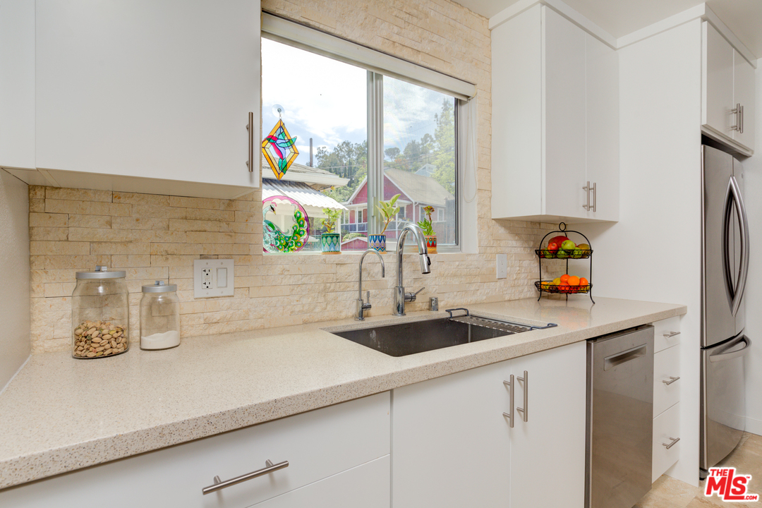 2448 Riverside Place Los Angeles, CA 90039 - Photo 14 of 52