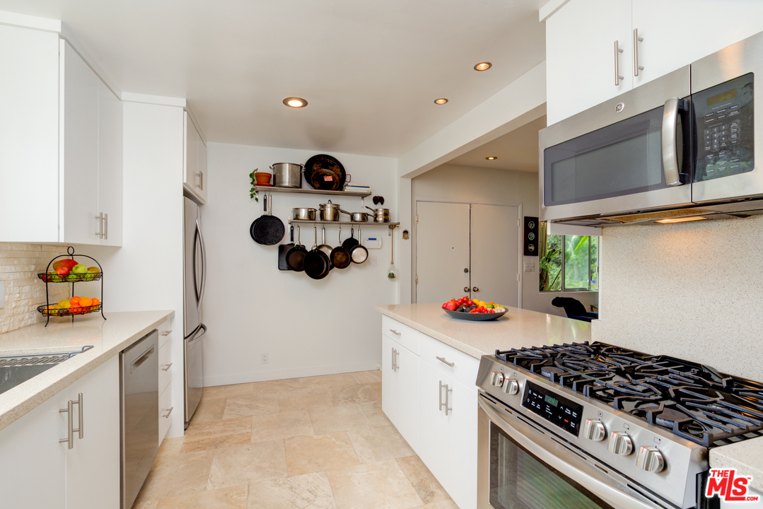 2448 Riverside Place Los Angeles, CA 90039 - Photo 15 of 52