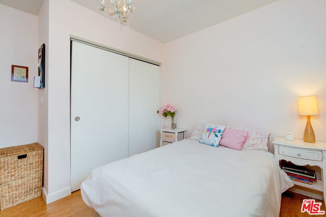 2448 Riverside Place Los Angeles, CA 90039 - Photo 22 of 52