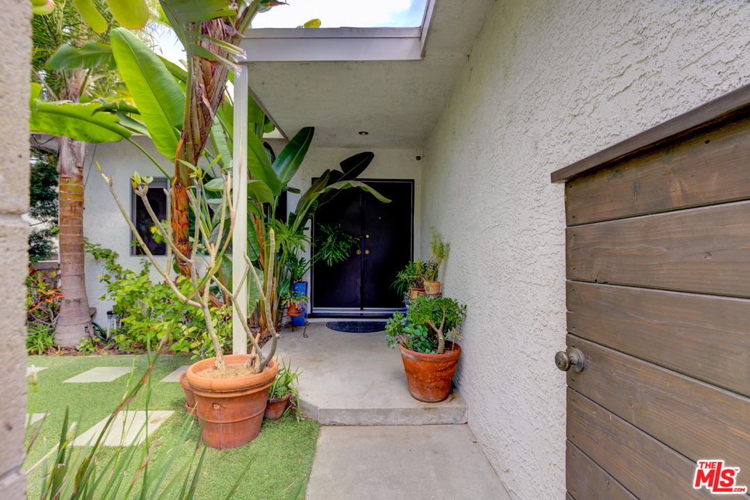 2448 Riverside Place Los Angeles, CA 90039 - Photo 8 of 52