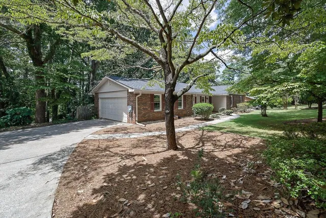 a view of a house with a yard
