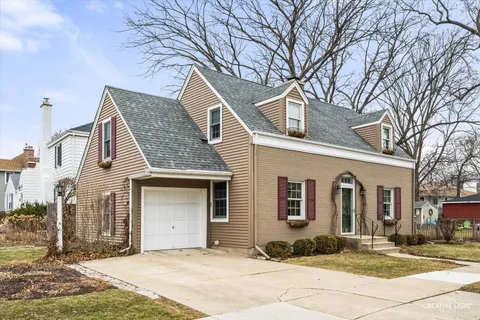$549,000 | 145 E Road, Glen Ellyn, IL 60137